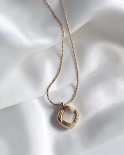 Anti-tarnish white stone neckpiece